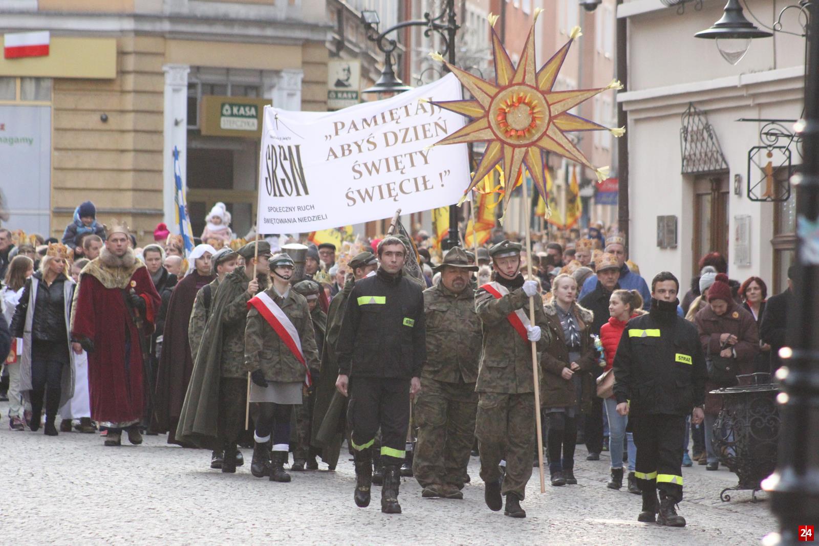 (FOTO) Orszak Trzech Króli przeszedł przez ulice Legnicy