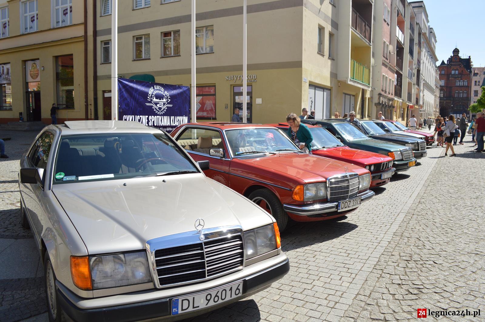 (FOTO) Blisko 200 aut rozpoczęło sezon na Legnickim rynku!