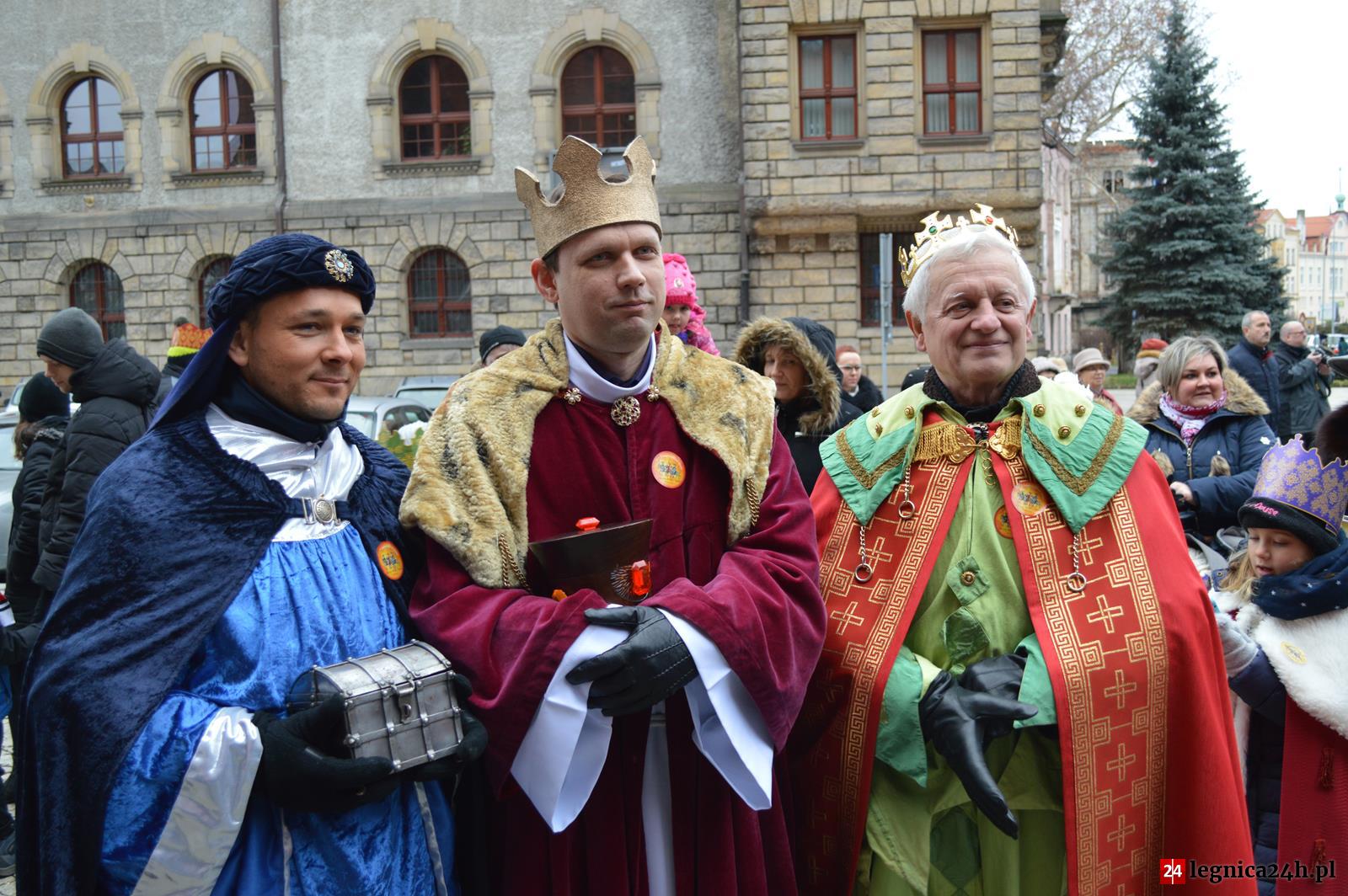 (FOTO) Orszak Trzech Króli przeszedł ulicami Legnicy